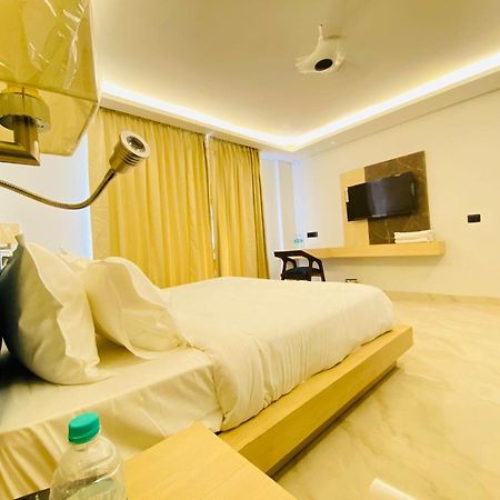 Hotel Holiday Grand Greater Noida Eksteriør bilde
