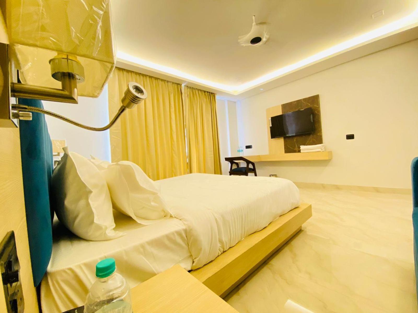 Hotel Holiday Grand Greater Noida Eksteriør bilde
