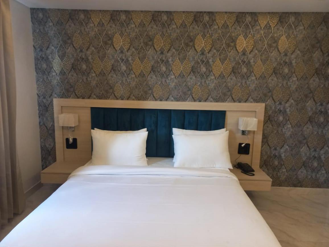 Hotel Holiday Grand Greater Noida Eksteriør bilde